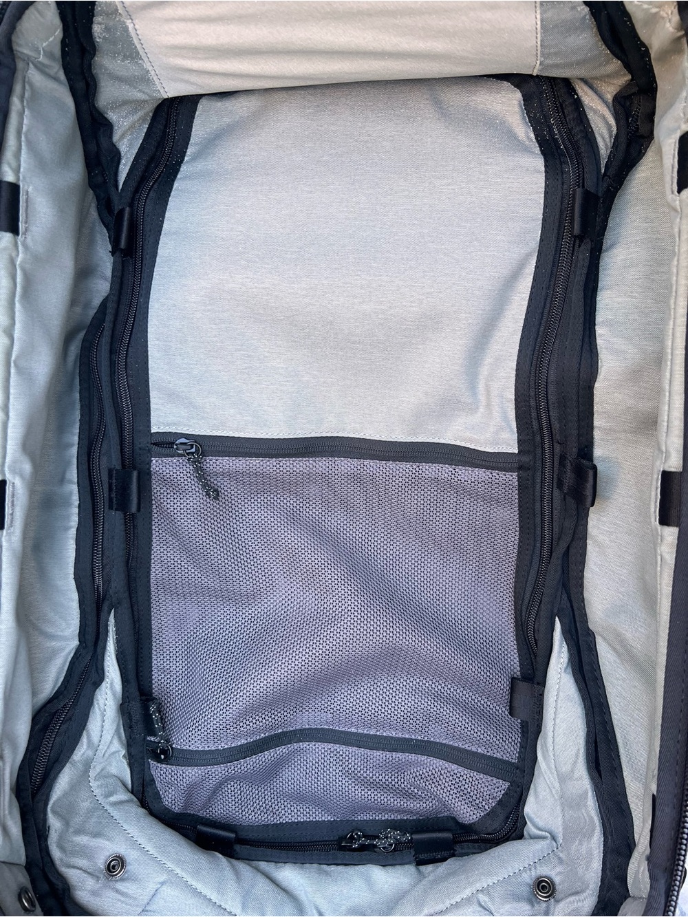 Peak Design 45L large black backpack with rain cover - Picture 8 of 14